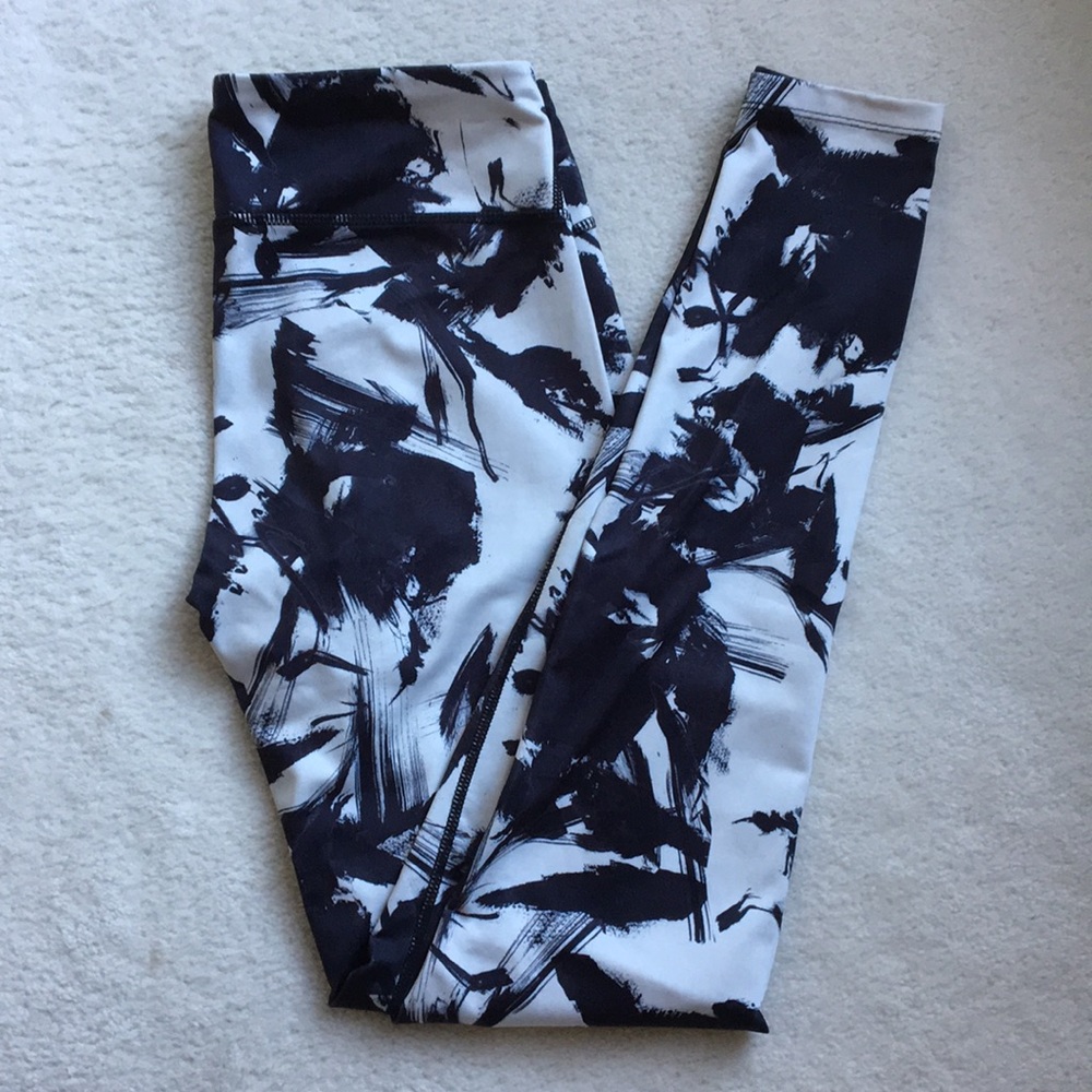 Black and white workout leggings